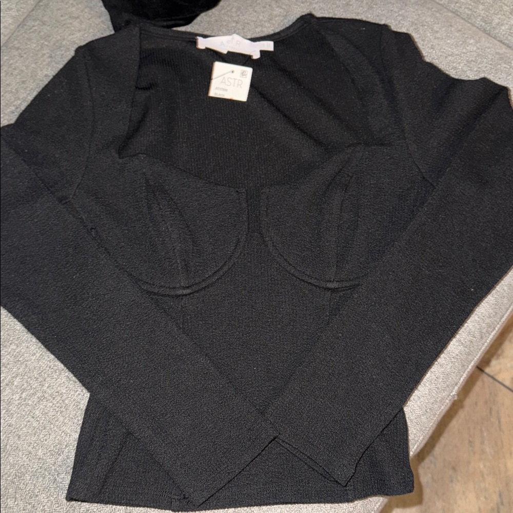 ASTR Women's Elegant Black Crew Neck Sweater